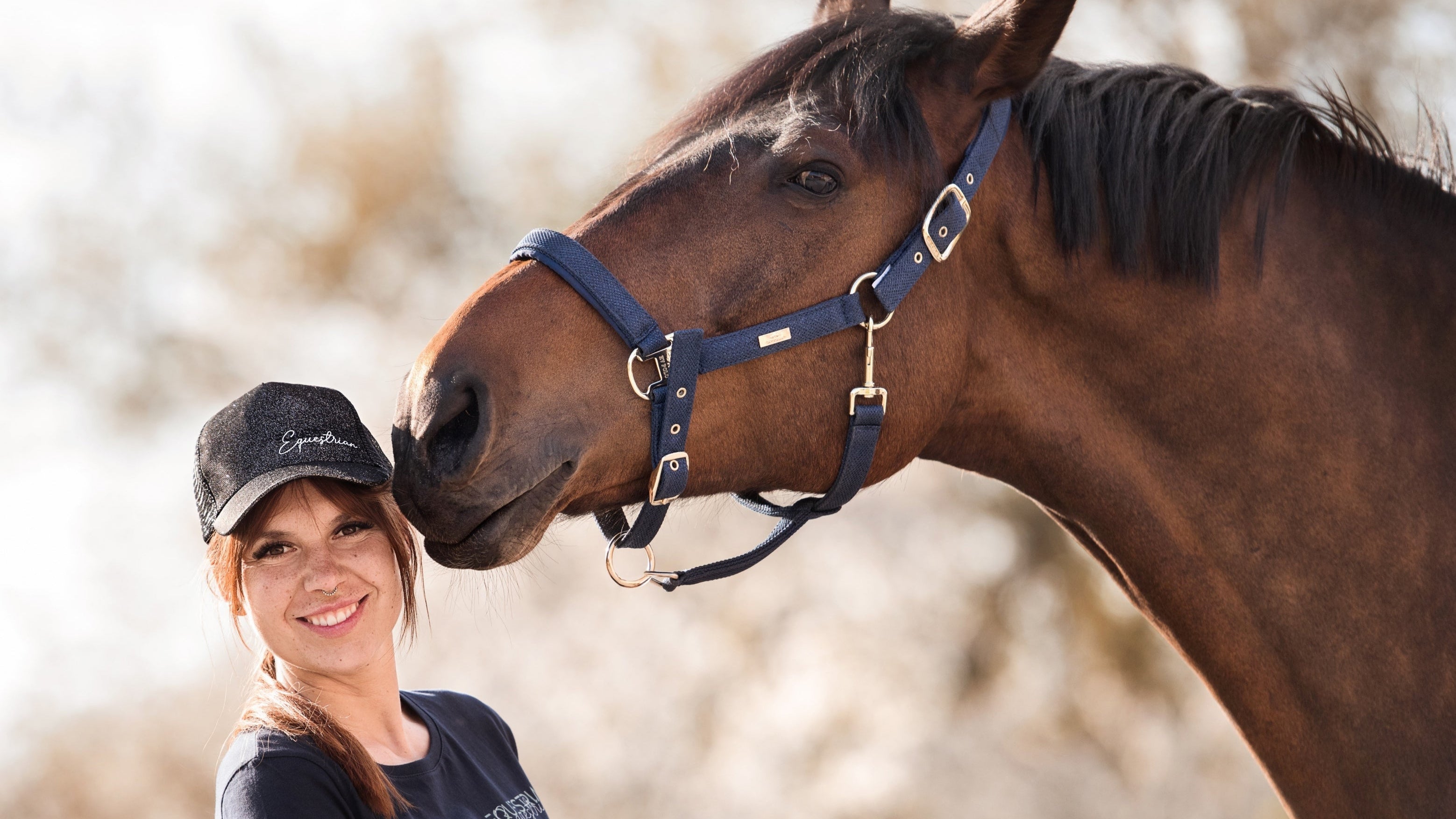 Glitzer Cap für Reiterinnen mit Aufdruck "Equestrian" und mega Glitzer 'Effekt!