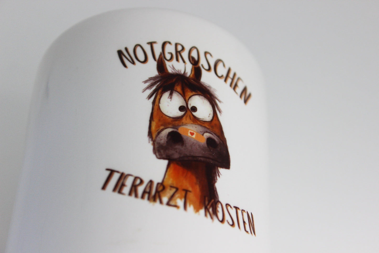 süße keramik spardose zum verschenken. print für pferdebesitzer "notgroschen tierarzt kosten" und einem pferd mit einem pflaster auf der nase