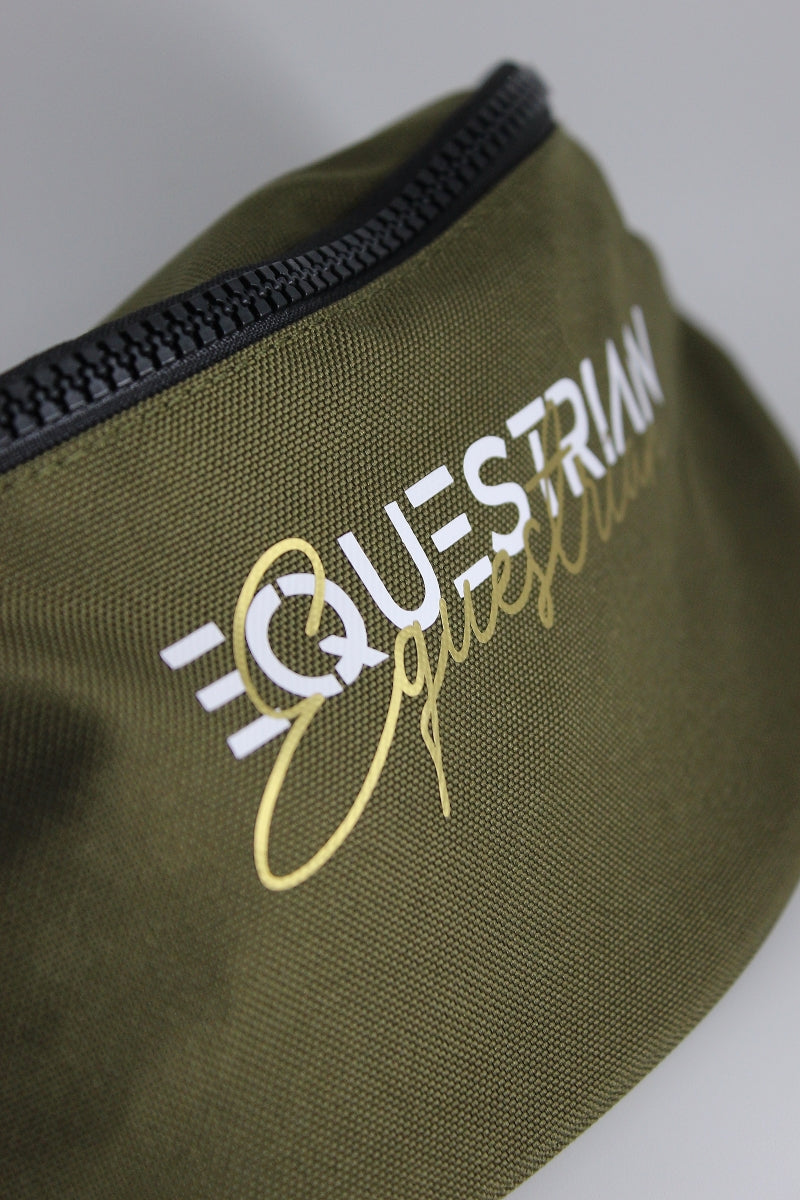 Bauchtasche für pferdefreunde, mit Aufdruck "Equestrian" in weiß und goldener Schrift.
