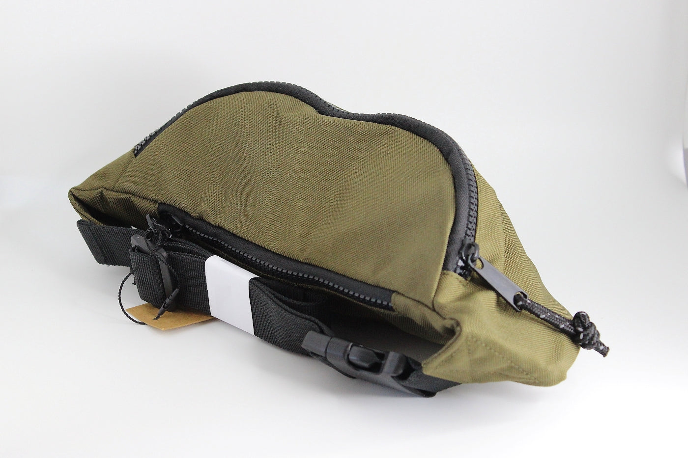 Bauchtasche für pferdefreunde, mit Aufdruck "Equestrian" in weiß und goldener Schrift.