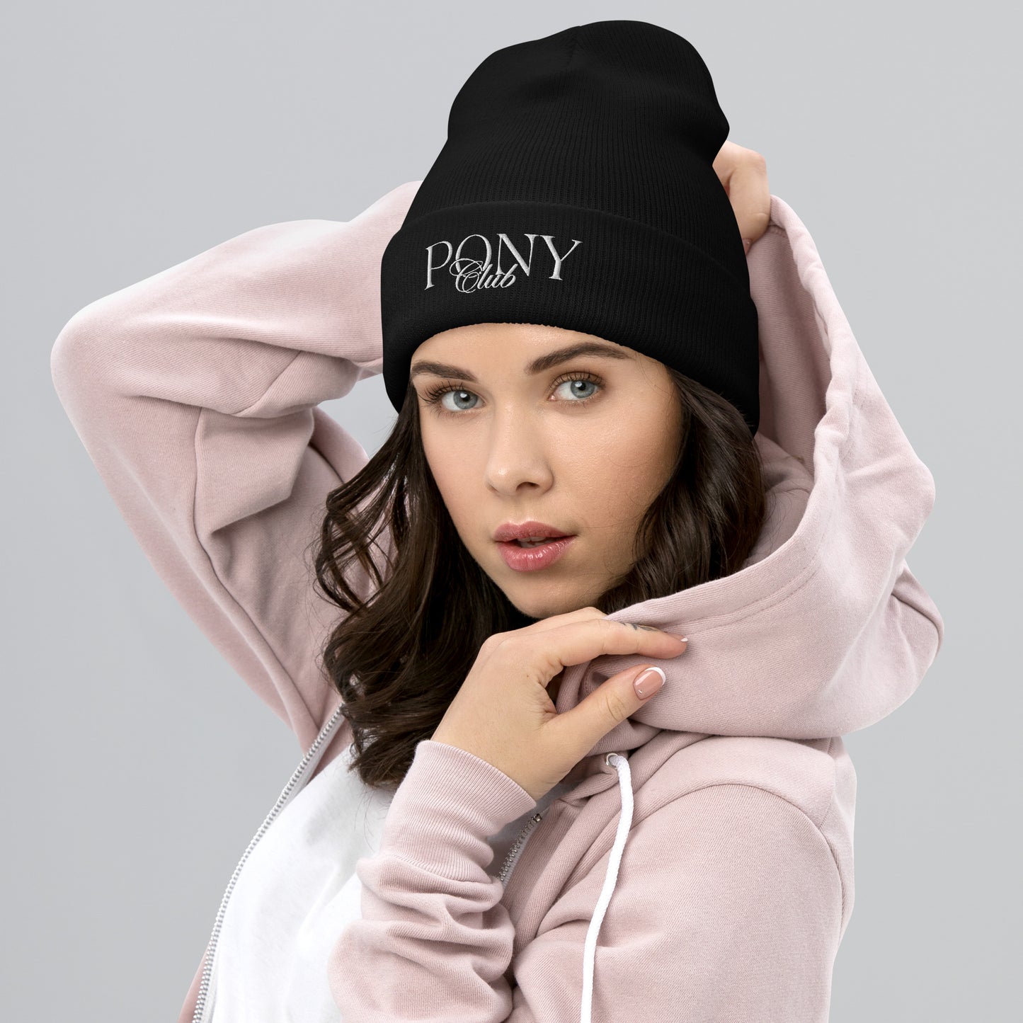 Stickmotiv "Pony Club" in modernem Schriftzug auf Beanie. In 4 verschiedenen Farben vorrätig. Hier schwarz