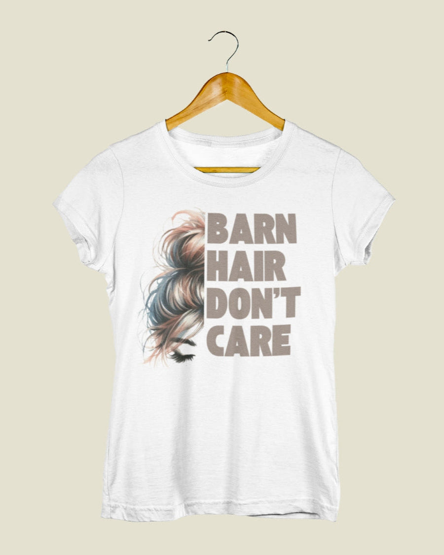 Damenshirt für Reiterinnen in Figurbetont, mit Aufdruck "Barn Hair Don´t Care" da wir es alle kennen. Die Stallfrisur, besonders nachdem man den Reithelm absetzt.