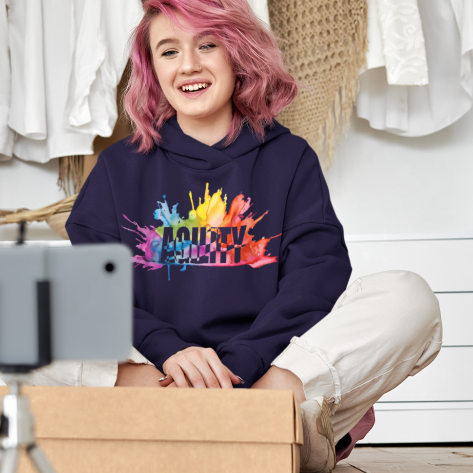 Frau trägt Hoodie mit Motiv Agility für Fans des Hundesports. Das motiv ein farbenfroher Schriftzug mit Hundesilouette kombiniert.