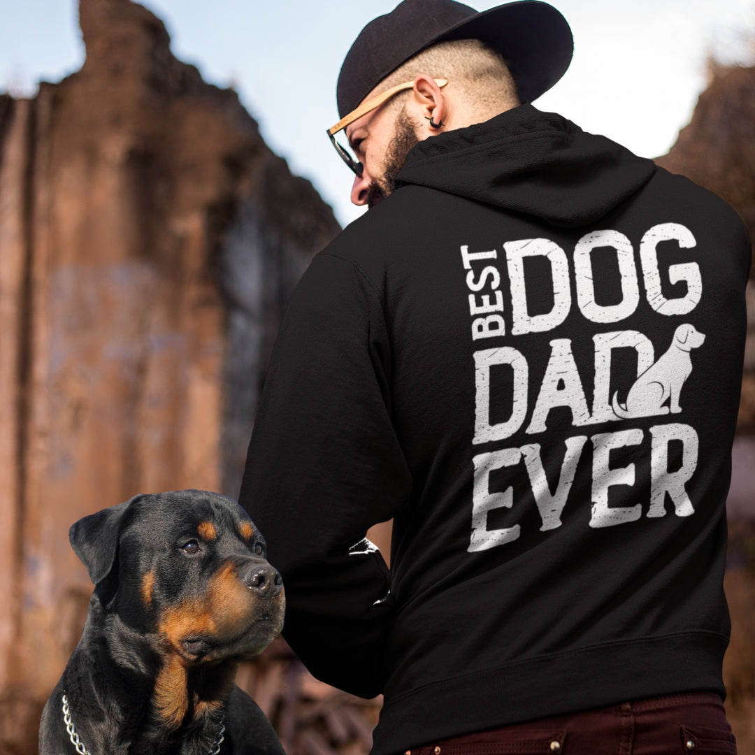 ein man und sein hund zeigen ihren neuen hoodie, der mann trägt einen crossneck hoodie mit aufschrift "best dog dad ever"