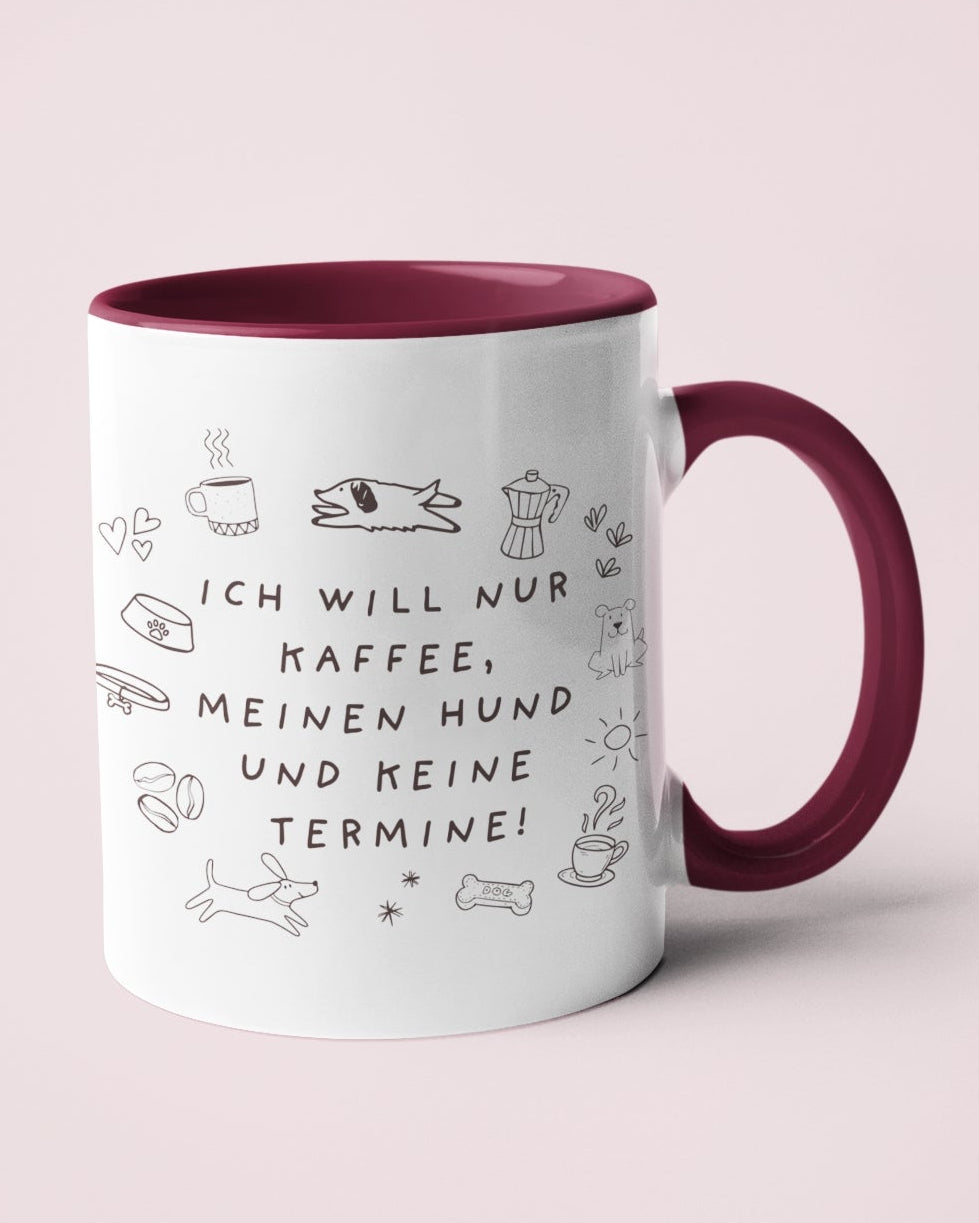 Keramiktasse mit Motiv "Ich will nur Kaffee, meinen Hund und keine Termine!" für Hundebesitzer und Kaffeeliebhaber. Farbiger Henkel in Burgundy.
