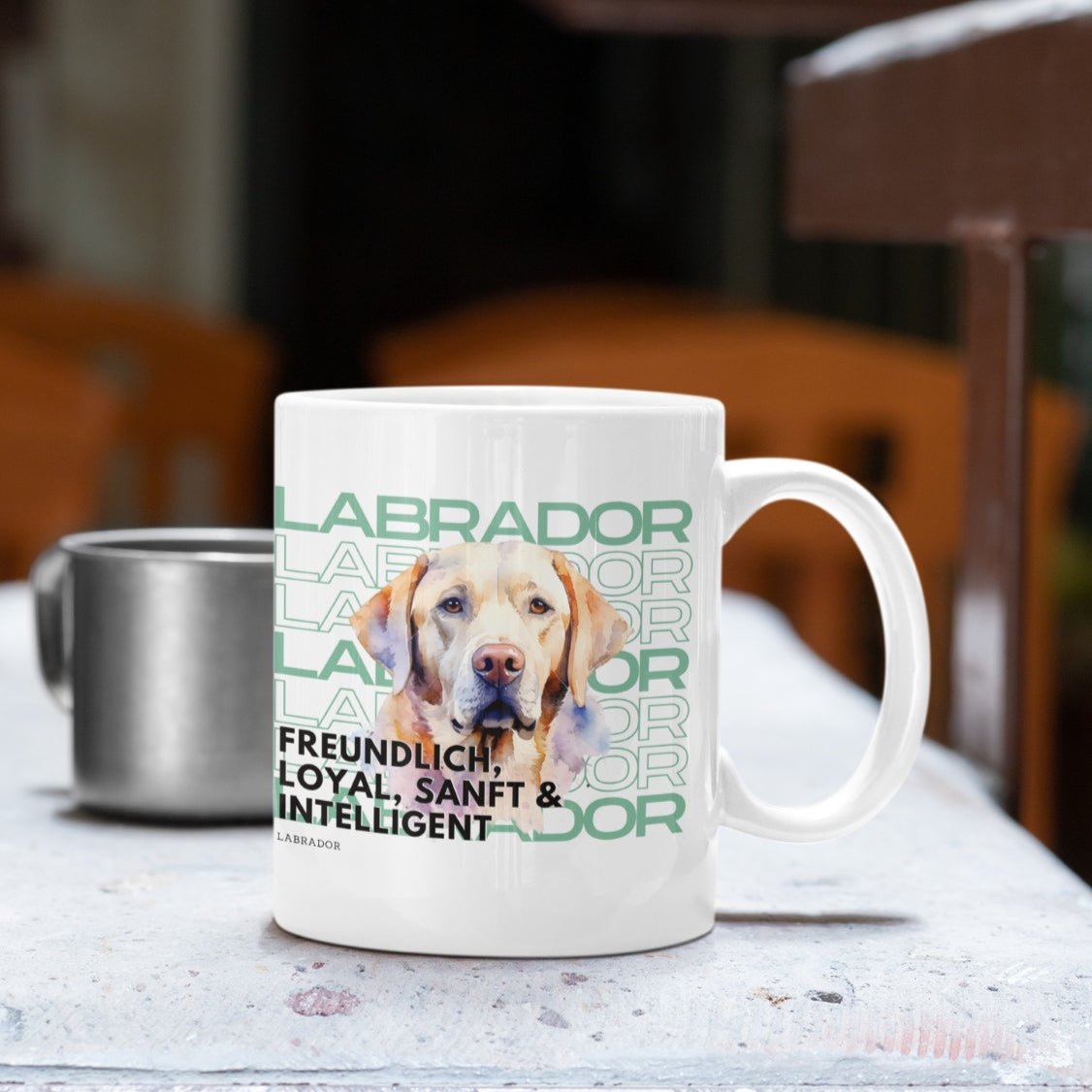 „Weiße Keramiktasse mit modernem Labrador-Motiv in Gold. Perfekt für Hundeliebhaber und Labrador-Fans.“