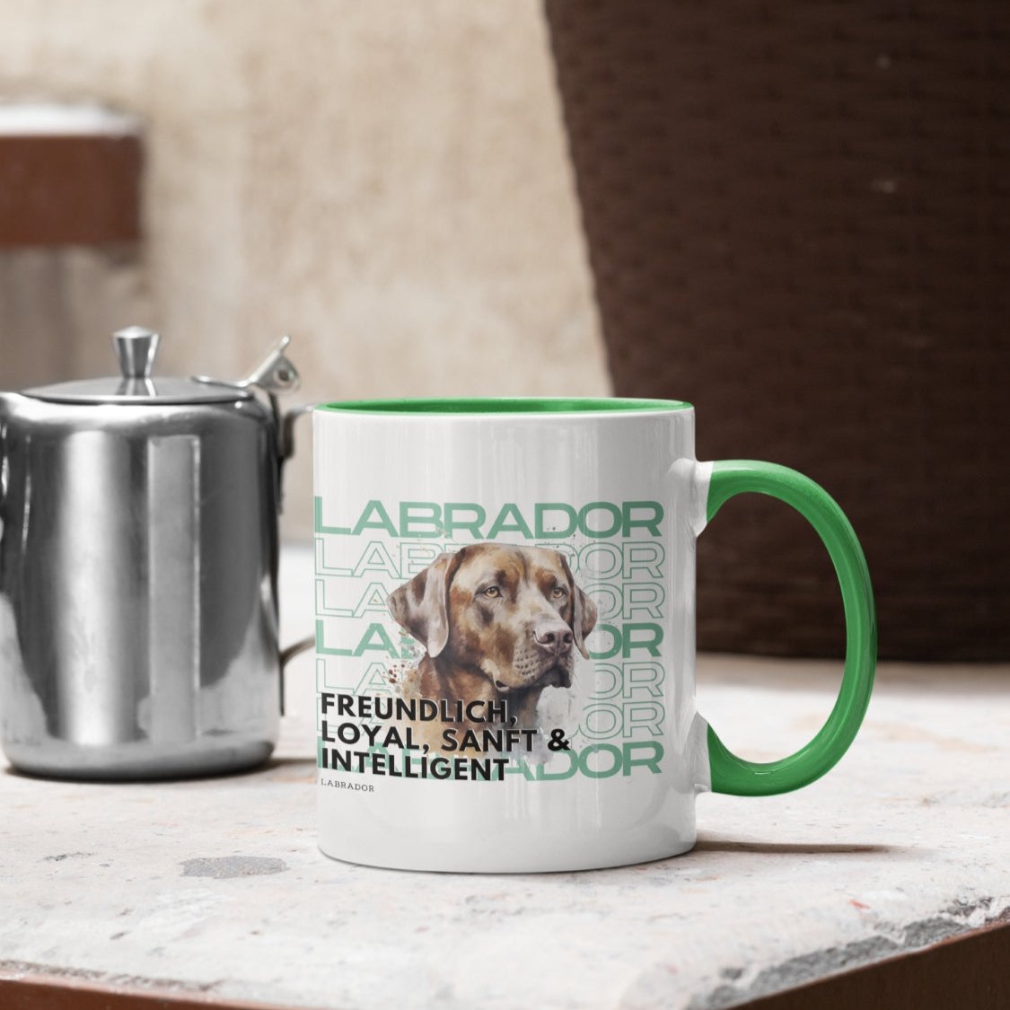 „Keramiktasse mit grünem Henkel und stilvollem dunkelbraunem Schoki-Labrador-Motiv. Tolles Accessoire für Hundebesitzer.“