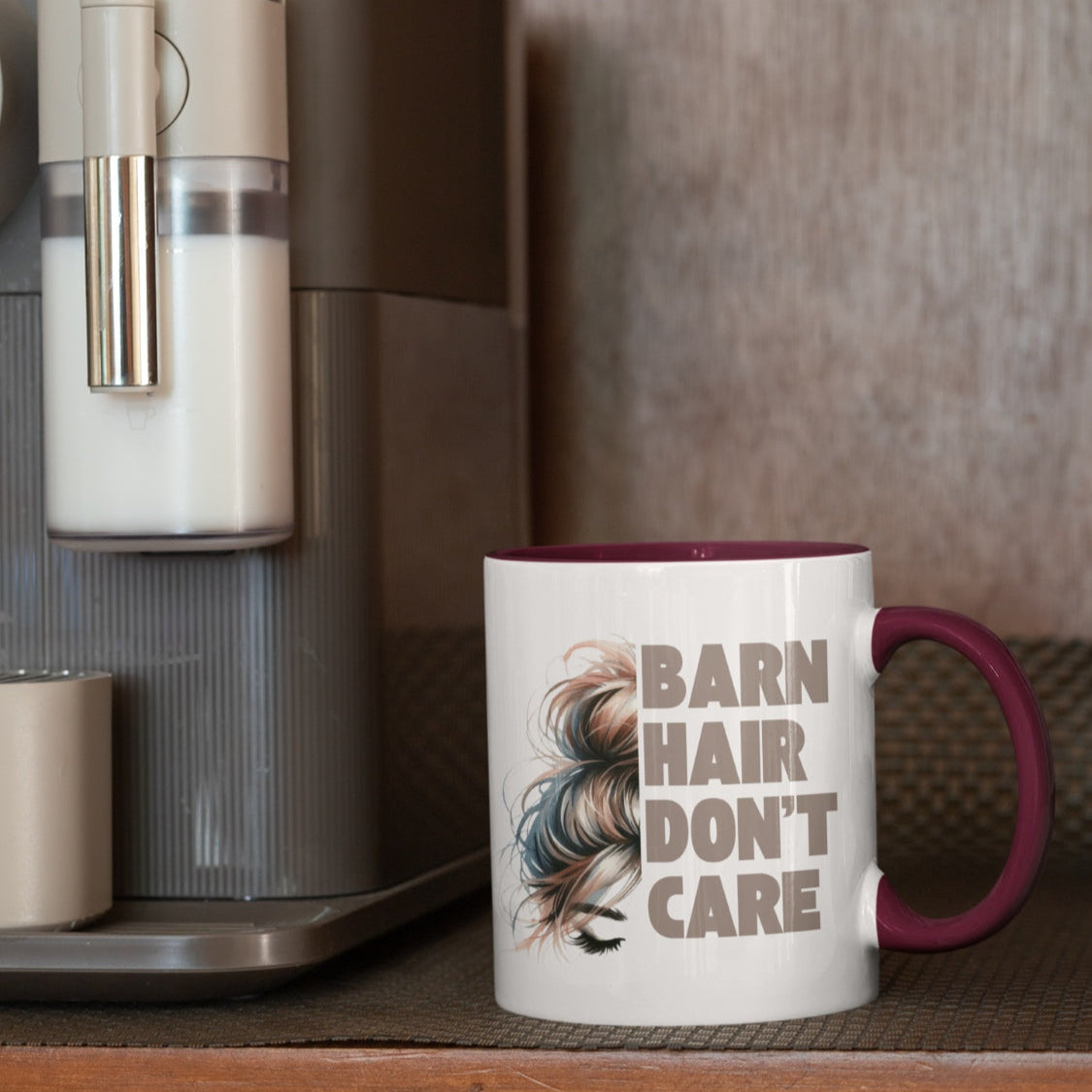 Keramiktasse mit süßem Motiv für Reiterinnen "Barn Hair don´t care". Für die lieberhaber der Typischen Stallfrisur. Henkel und Innenfarbe Bordeaux
