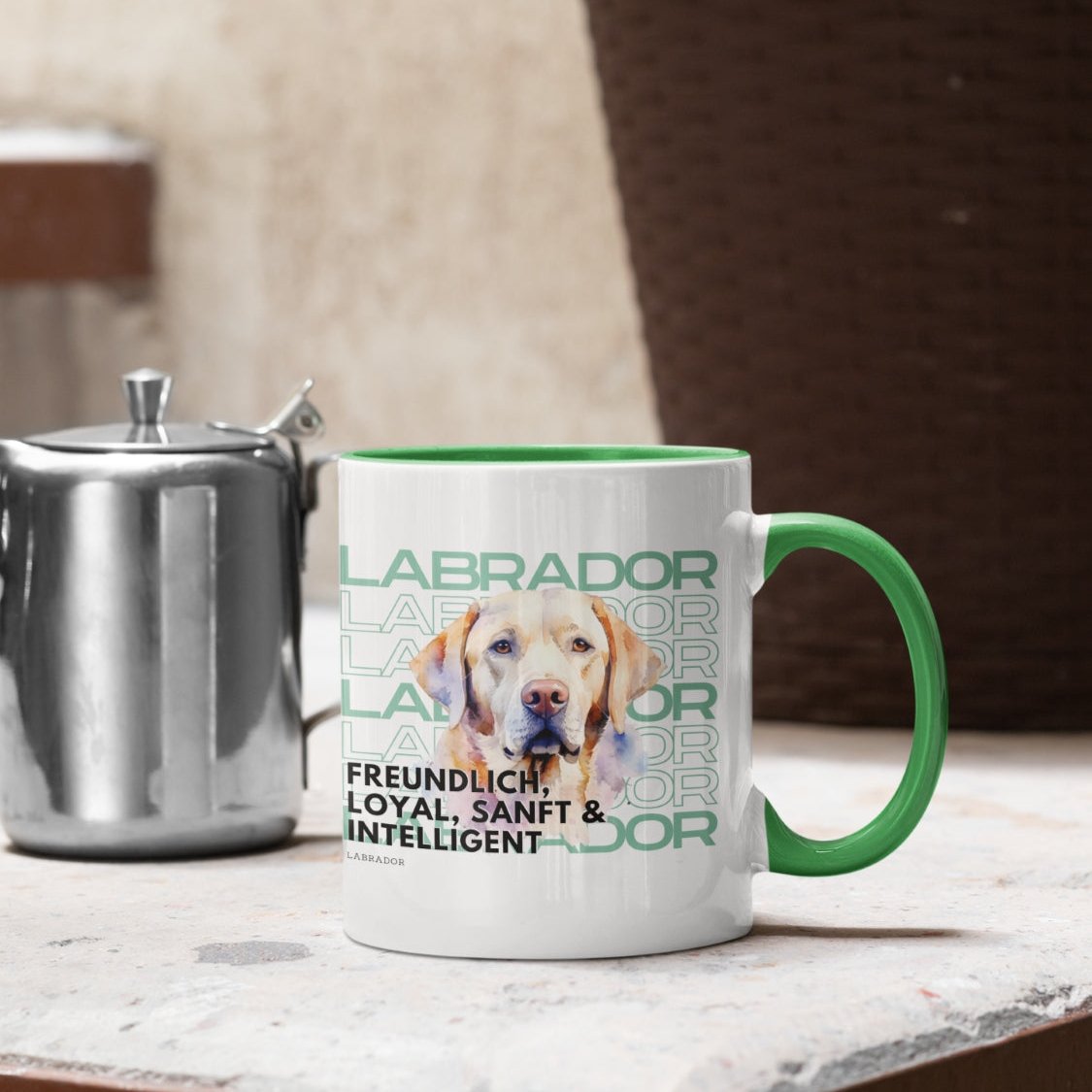 „Keramiktasse mit grünem Henkel und modernem goldenem Labrador-Motiv. Robuste Qualität, ideal für Hundehalter.“