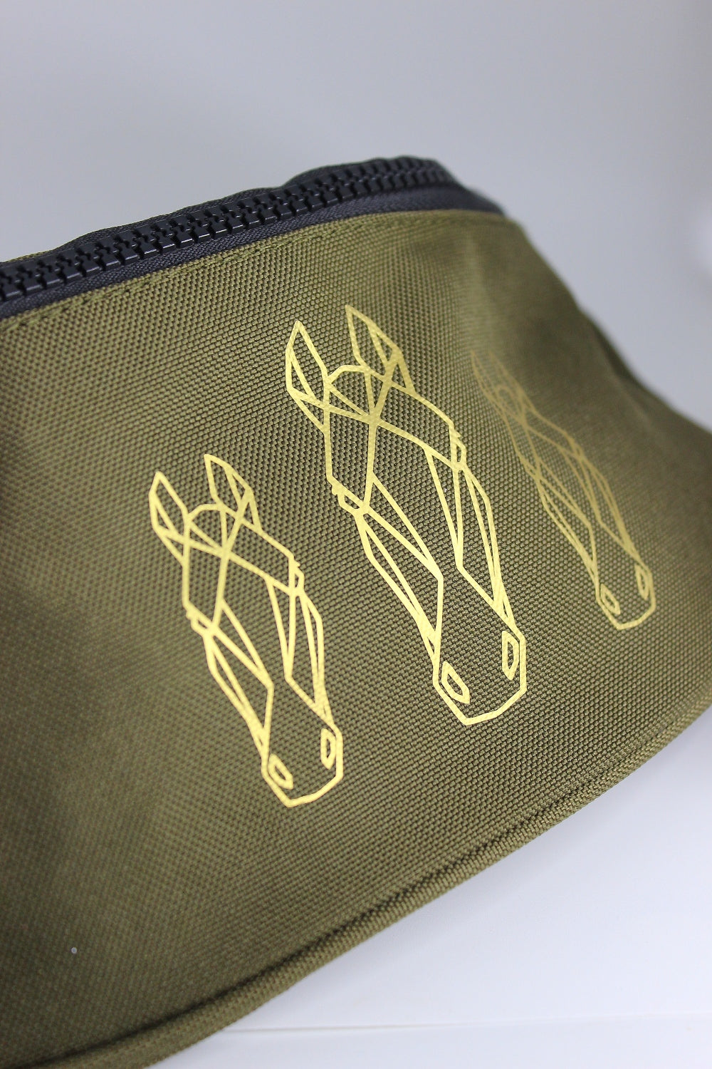 pferdemotiv bauchtasche, khaki farbene Bauchtasche mit goldenem pferdemotiv