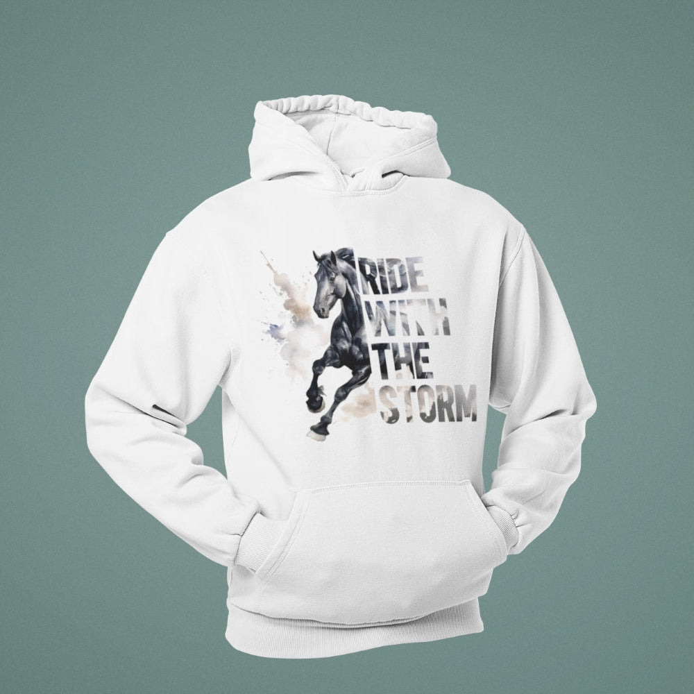 Unisex Hoodie ‚Ride with the Storm‘ in modernem Design mit Pferdemotiv, perfekt für Pferdeliebhaber. Inspiriert von Mut und Freiheit, ideal für Frauen und Männer.