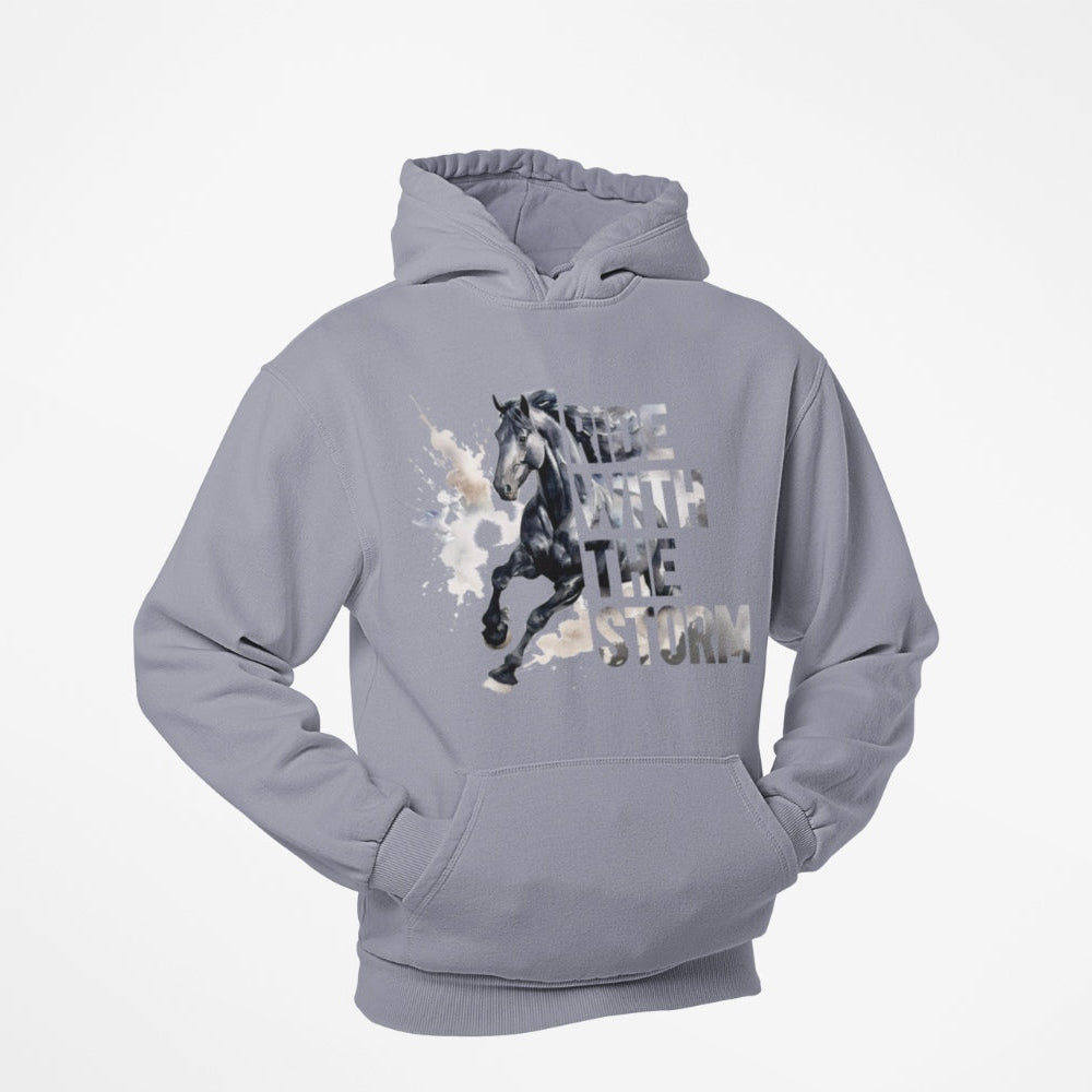 Unisex Hoodie ‚Ride with the Storm‘ in modernem Design mit Pferdemotiv, perfekt für Pferdeliebhaber. Inspiriert von Mut und Freiheit, ideal für Frauen und Männer.