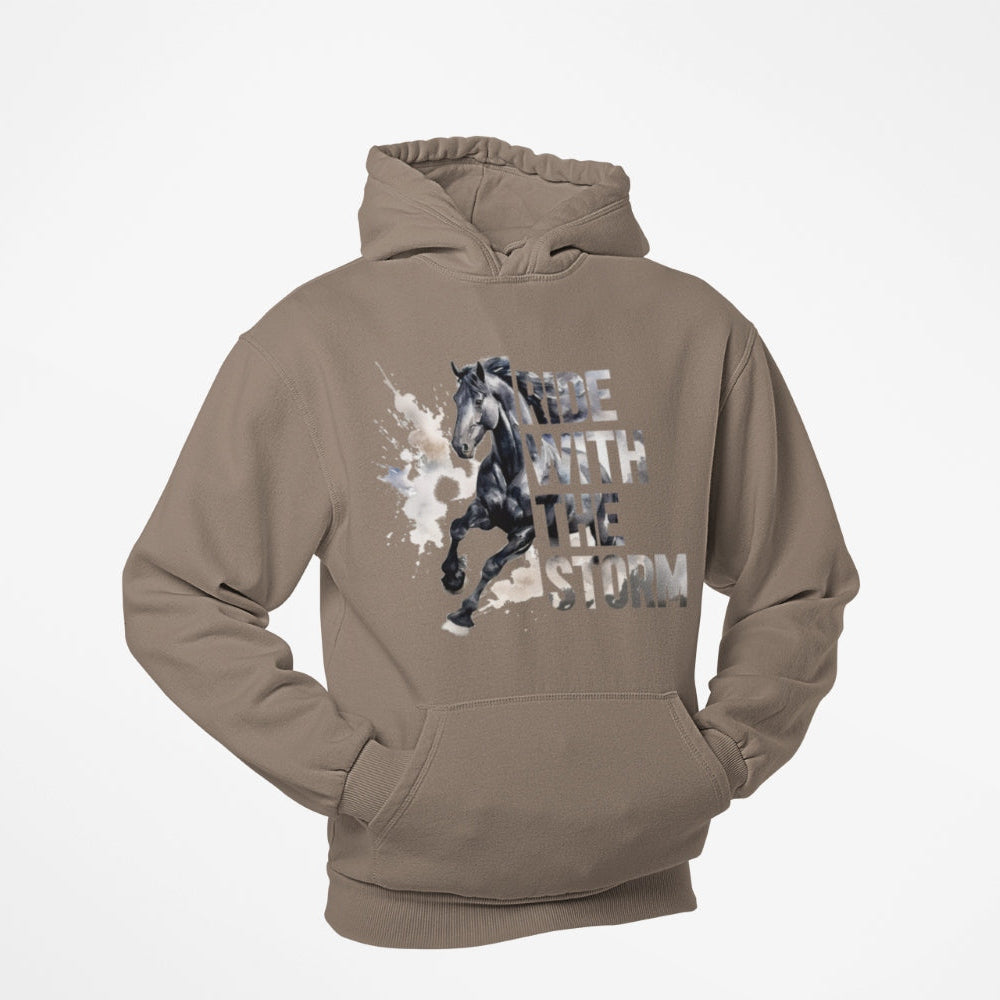 Unisex Hoodie ‚Ride with the Storm‘ in modernem Design mit Pferdemotiv, perfekt für Pferdeliebhaber. Inspiriert von Mut und Freiheit, ideal für Frauen und Männer.