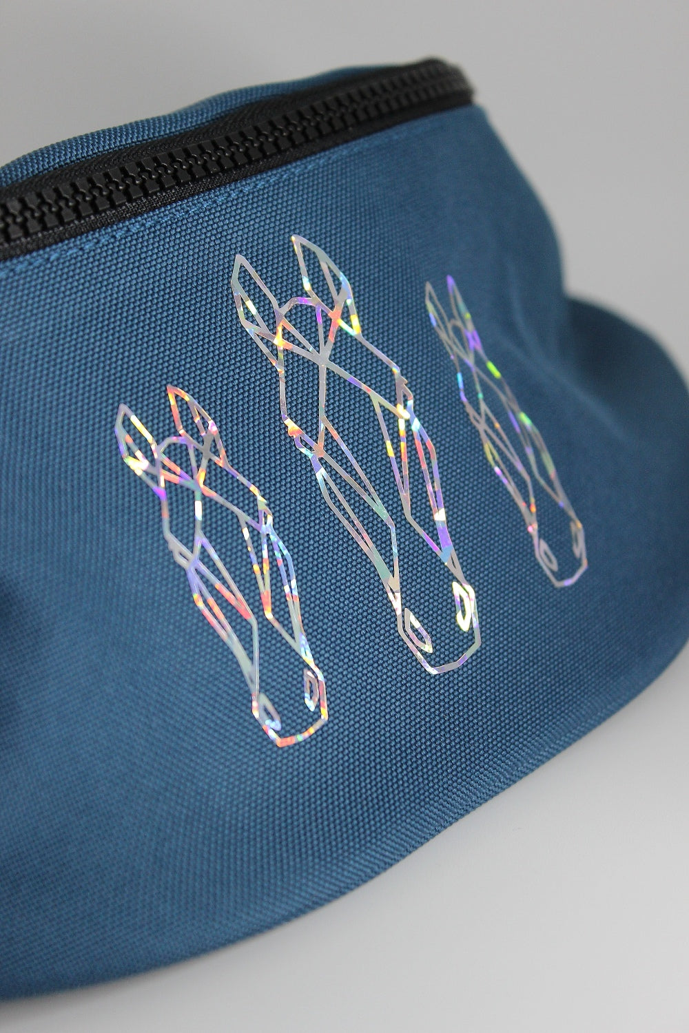 bauchtasche farbe petrol, mit hologram folie veredelt, pferdeköpfe motiv
