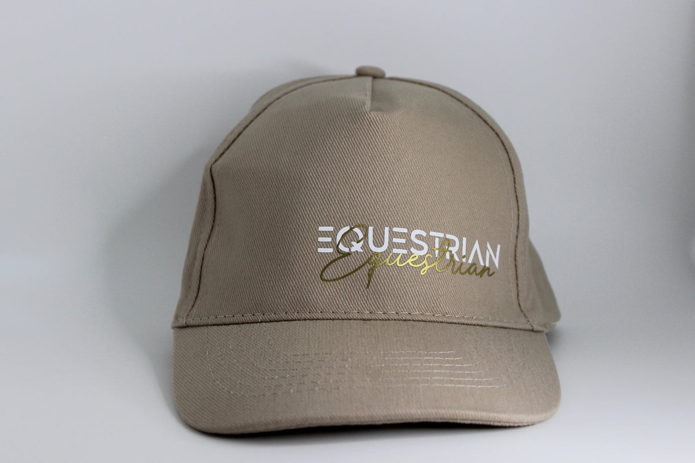 baumwoll cap in beige mit weiß und goldenem schriftzug "equestrian" reiter cap für pferdefreunde.
