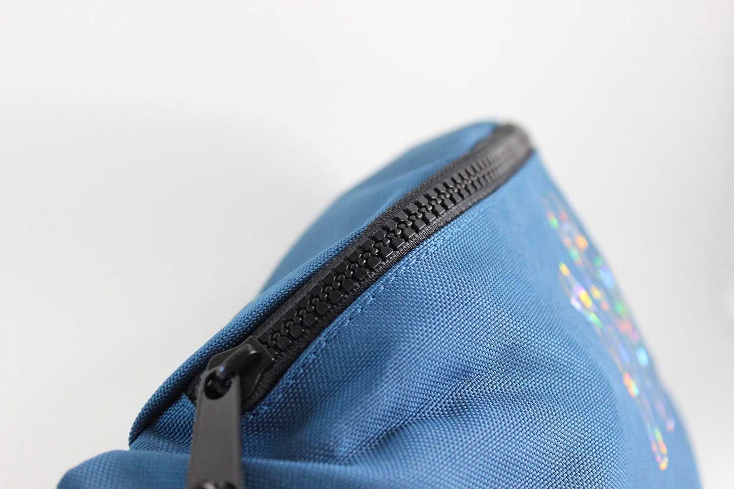 bauchtasche farbe petrol, mit hologram folie veredelt, pferdeköpfe motiv