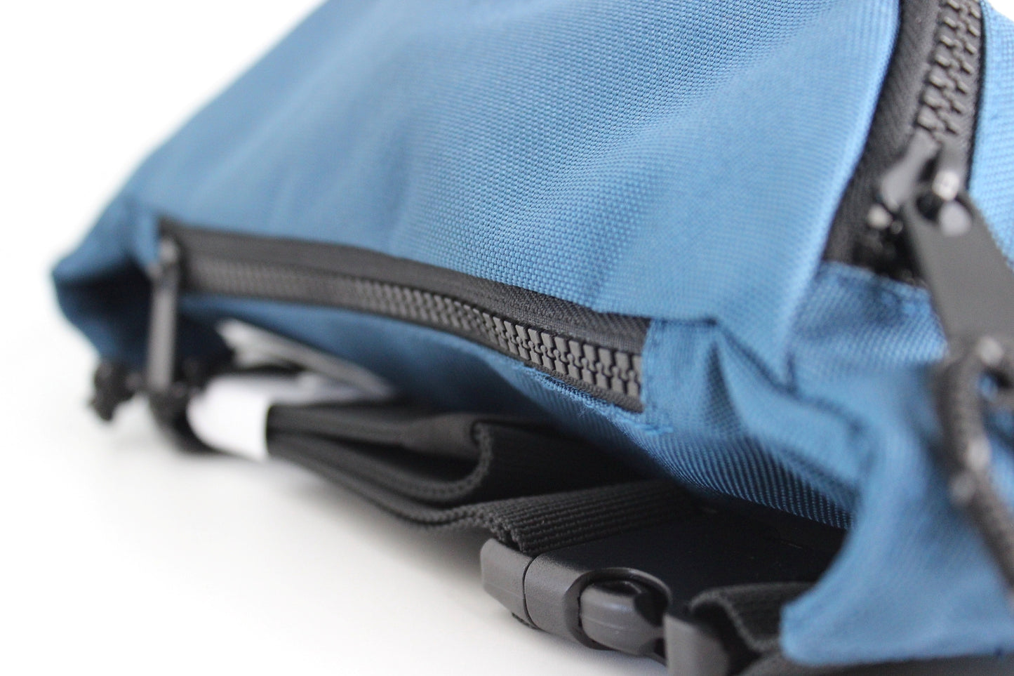 bauchtasche farbe petrol, mit hologram folie veredelt, pferdeköpfe motiv