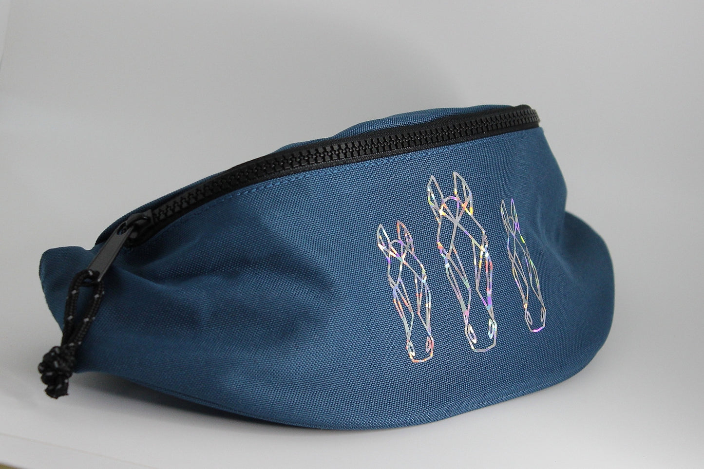 bauchtasche farbe petrol, mit hologram folie veredelt, pferdeköpfe motiv