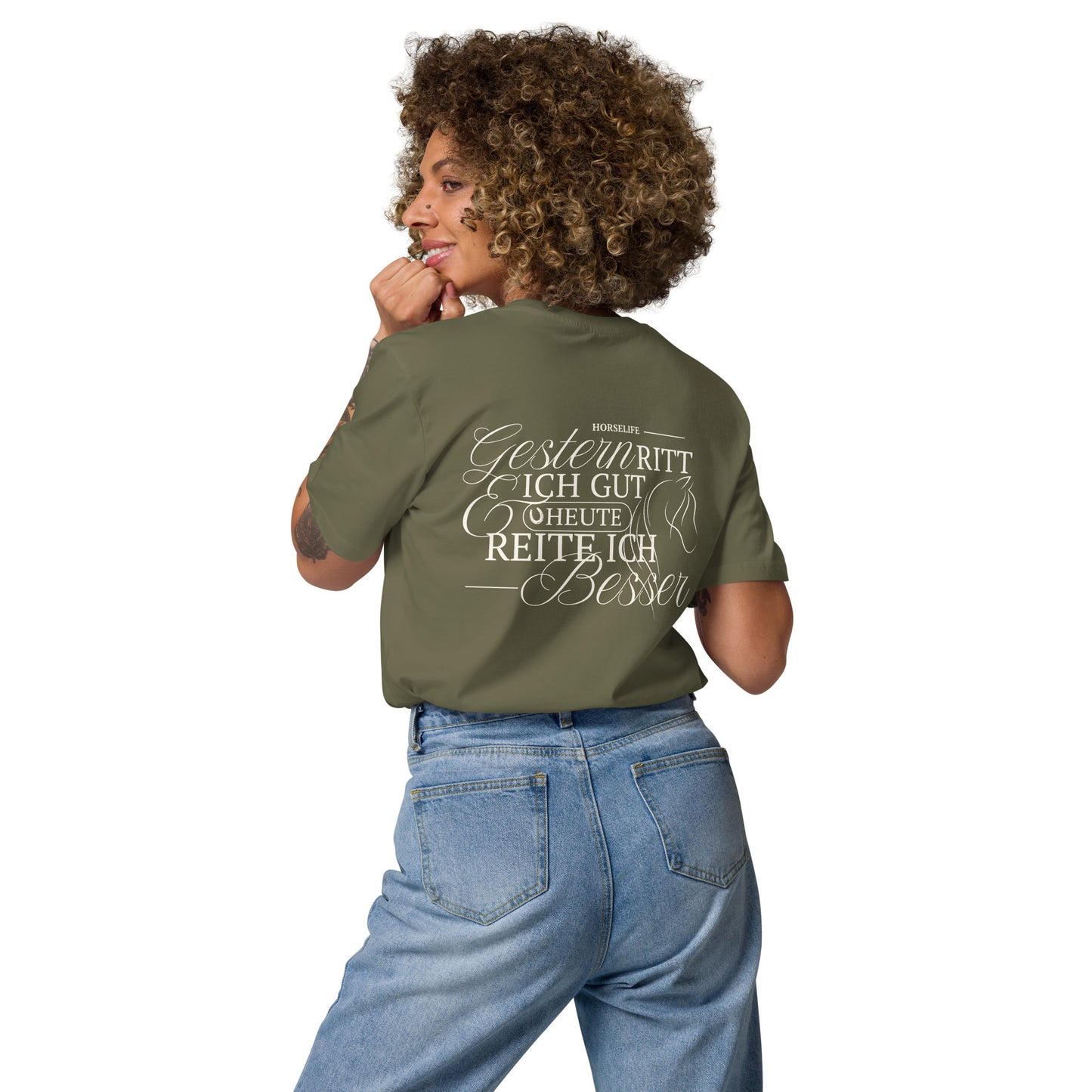Shirt für Reiterinnen mit dem coolen Motiv auf dem Rücken "gestern ritt ich gut & heute reite ich besser" Shirt Farbe khaki.
