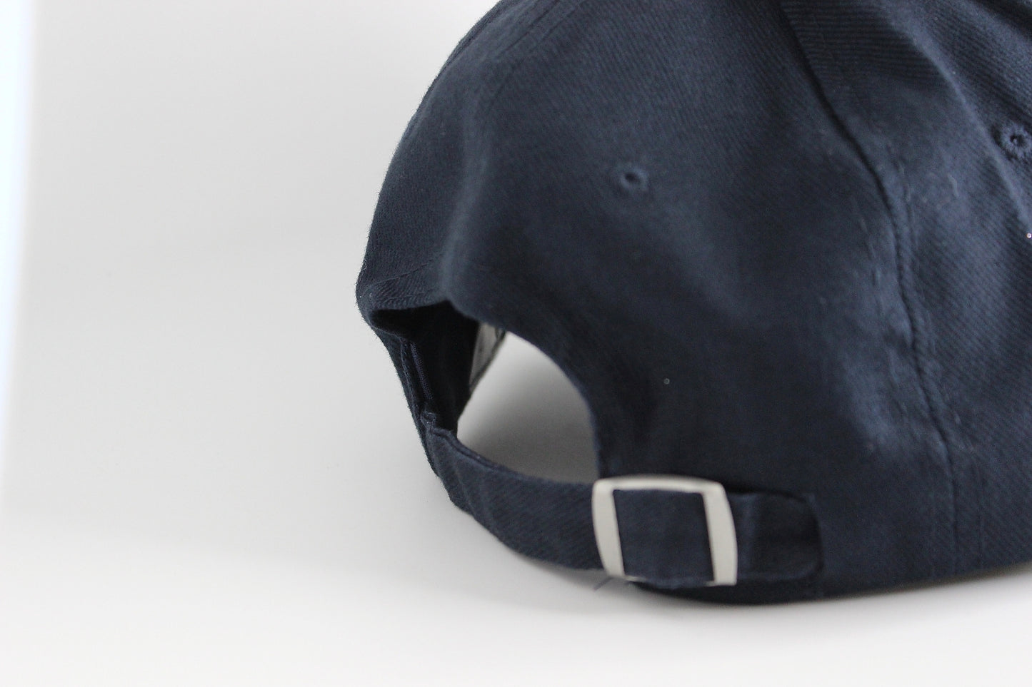 Rückansicht: Baumwoll Cap Pferdemotiv für Reiter-/innen. Schicke und schlichte Baseball Cap, Einheitsgröße mit Schnalle zur Größenanpassung.