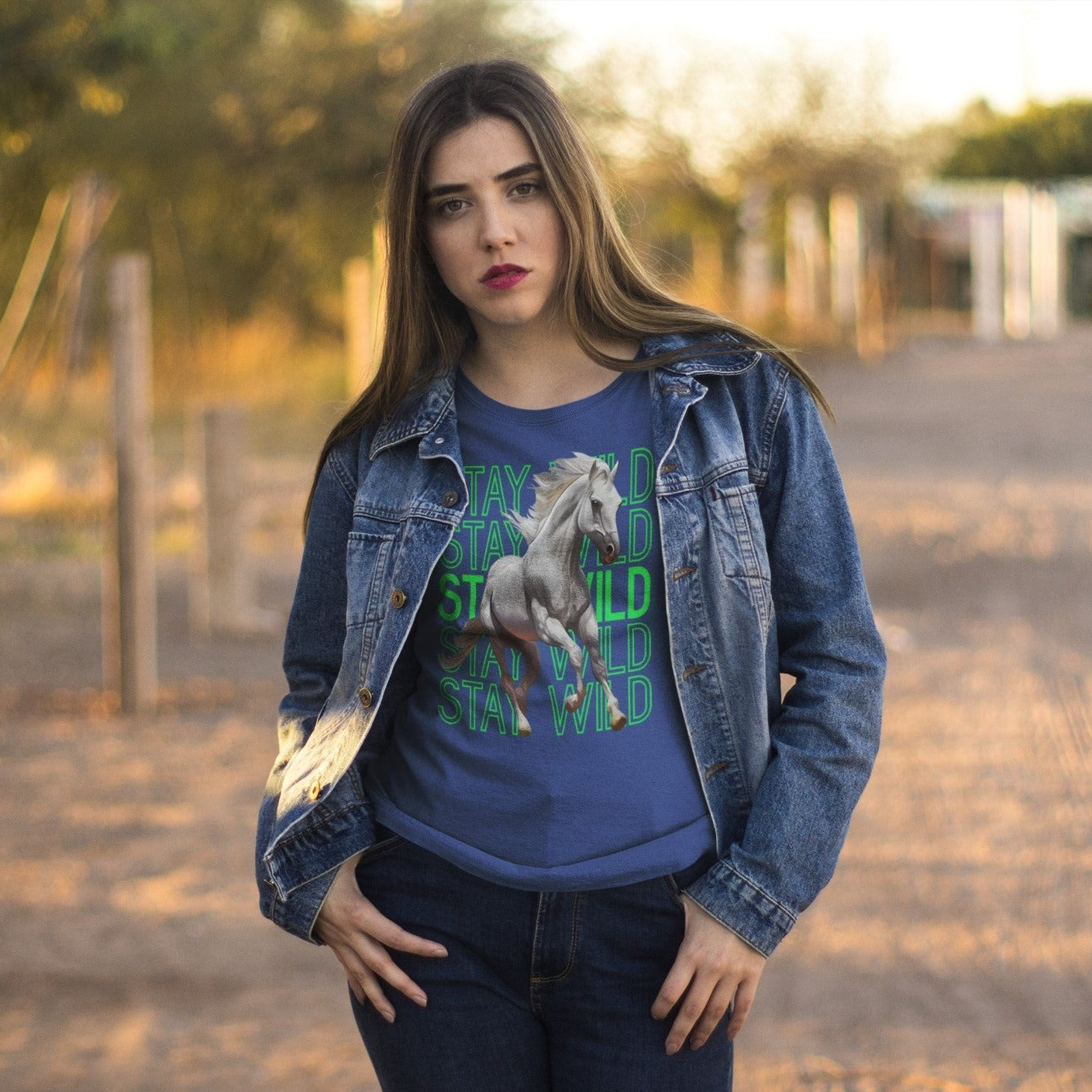 Damenshirt mit Pferdedesign, ein Schimmel galoppiert vor dem -schriftzug stay wild
