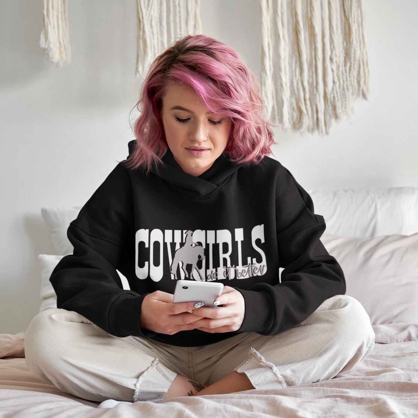 premium Damenhoodie Western, Motiv Cowgirls do it better, Western Pleasure, pferdemotive, Pferd Mädchen Hoodie, Herz Sweatshirt, Pferdeliebhaber Geschenk, Reiter, Cowgirl, Reiter Geschenk, Geschenk für Pferdeliebhaber, Hoodie