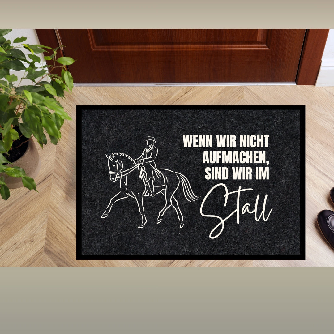 Fußmatte Dressurreiter, "Wenn wir nicht aufmachen, sind wir im Stall." Perfekt für Reiterfamilien.