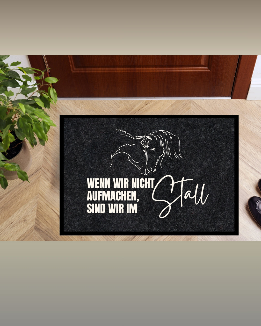 Fußmatte Pferdemotiv, "Wenn wir nicht aufmachen, sind wir im Stall." Perfekt für Reiterfamilien.