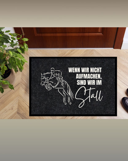 Fußmatte Springreiter, "Wenn wir nicht aufmachen, sind wir im Stall." Perfekt für Reiterfamilien.