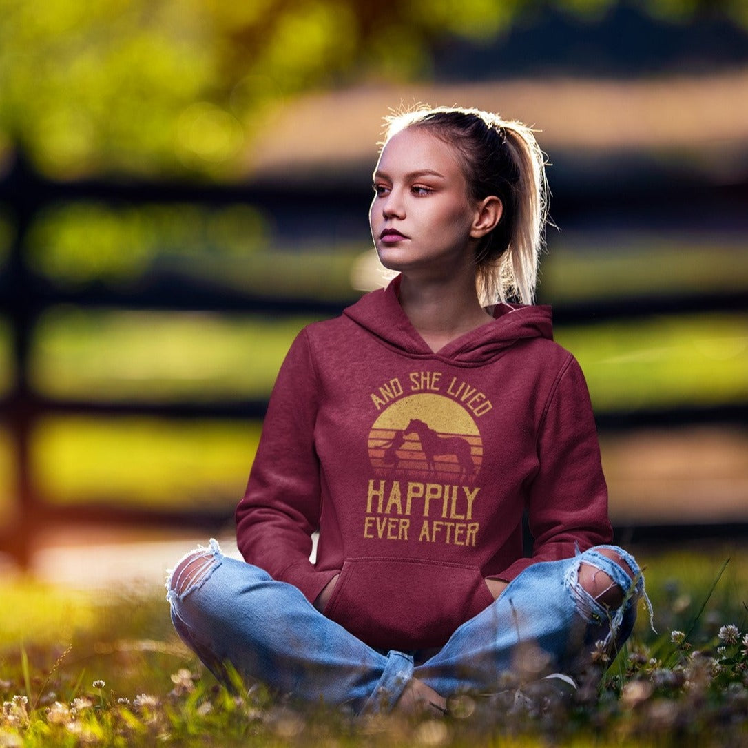 Hoodie für Pferdemädchen, Mädchen sitzt im Stall auf der Wiese und schaut ihrem Pferd zu. Vintage Pferdemotiv, Pferdehoodie, Pullover mit Pferdemotiv