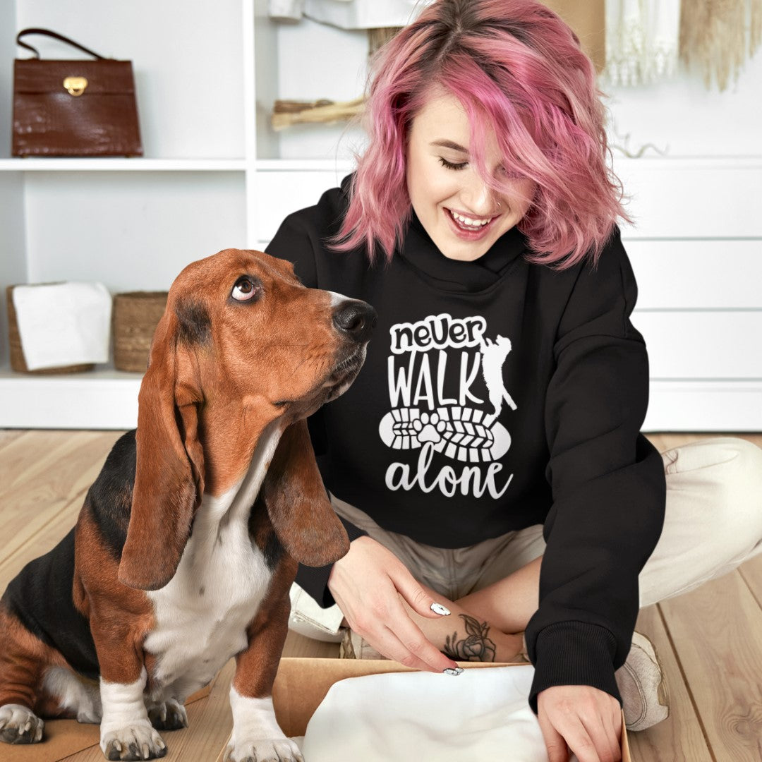 Crossneck Hoodie, Unisexhoodie für Hundebesitzer mit Design never walk alone.