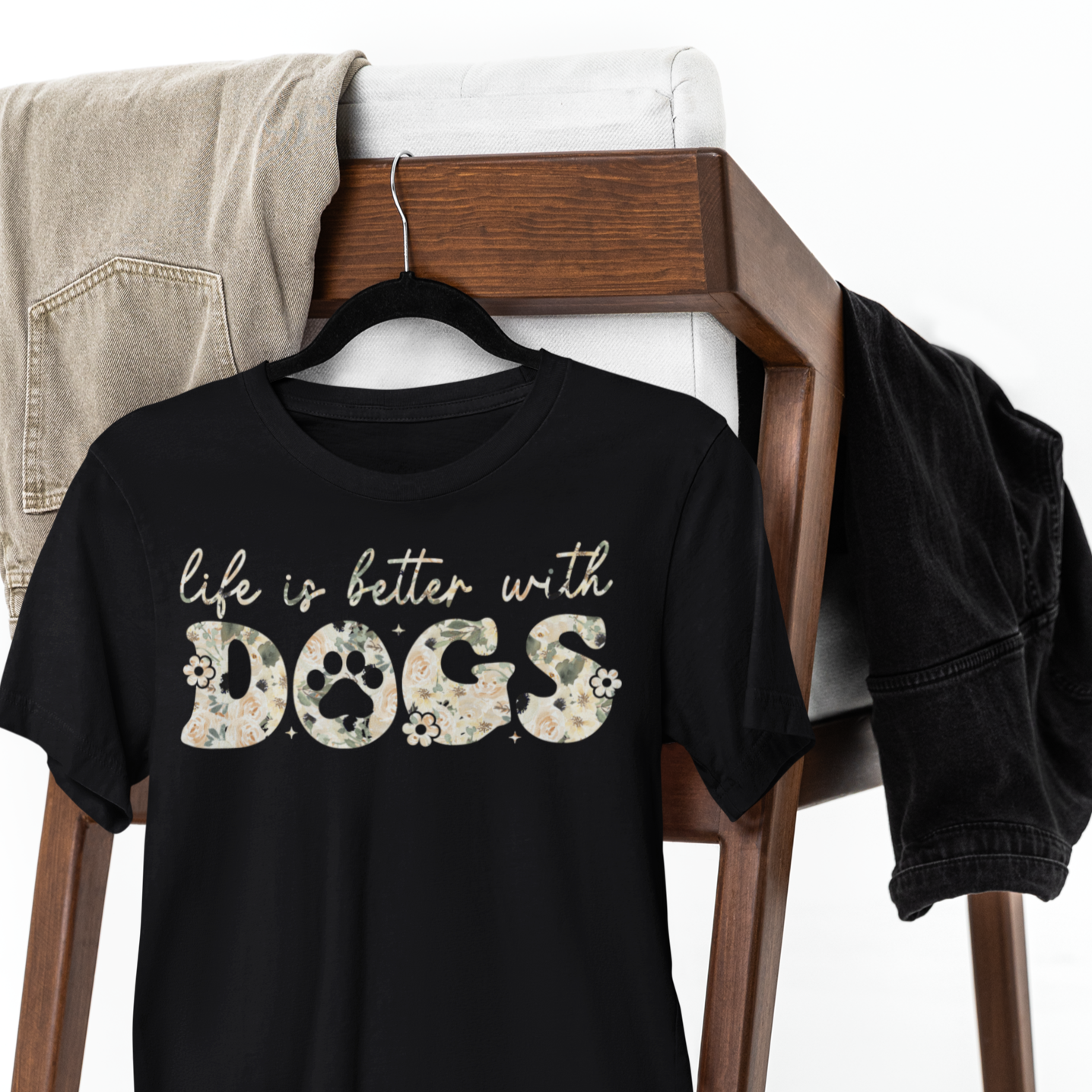 Hundeshirt mit Aufdruck "life is better with dogs" in einem modernen blumigen design. Hundeliebe Shirt für Hundebesitzer.