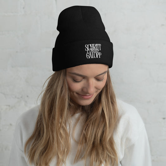 Leichte Beanie mit Stickmotiv "Schritt, Trab, Galopp" für Reiter und Reiterinnen. Prima Geschenkidee für Pferdefreunde. 4 Farben zur Verfügung- hier schwarz.