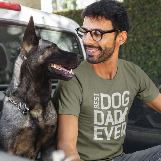 Man sitzt neben seinem Hund trägt ein Baumwollshirt mit Aufdruck Best Dog Dad Ever, das shirt gibt es in 3 verschiedenen farben.