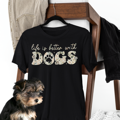 Hundeshirt mit Aufdruck "life is better with dogs" in einem modernen blumigen design. Hundeliebe Shirt für Hundebesitzer.