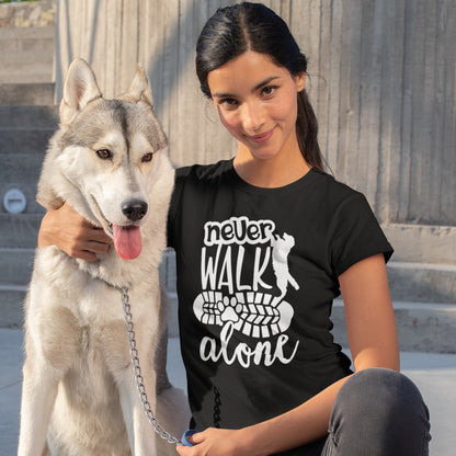 Hundebesitzer sind nie allein. Neues Shirt für Hundebesitzer, Print: Never walk alone. Hundeshirt für Frauen und Hundebesitzer.