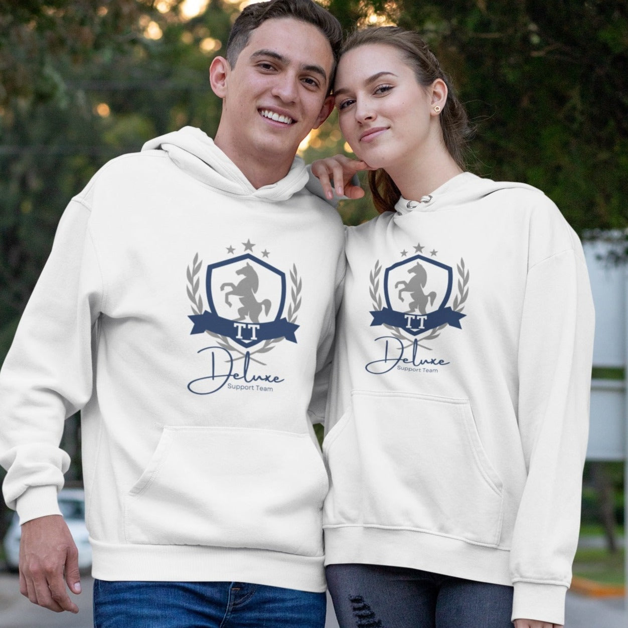 Frau und Mann tragen Hoodie mit Aufdruck ‚TT Deluxe Support Team‘ für Turnierreiter, idealer Begleiter für jedes Reitturnier, hochwertiges Design, Baumwoll-Mix Kapuzenpulli für Reiter/innen und Pferdefans