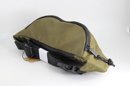 Bauchtasche für pferdefreunde, mit Aufdruck "Equestrian" in weiß und goldener Schrift.