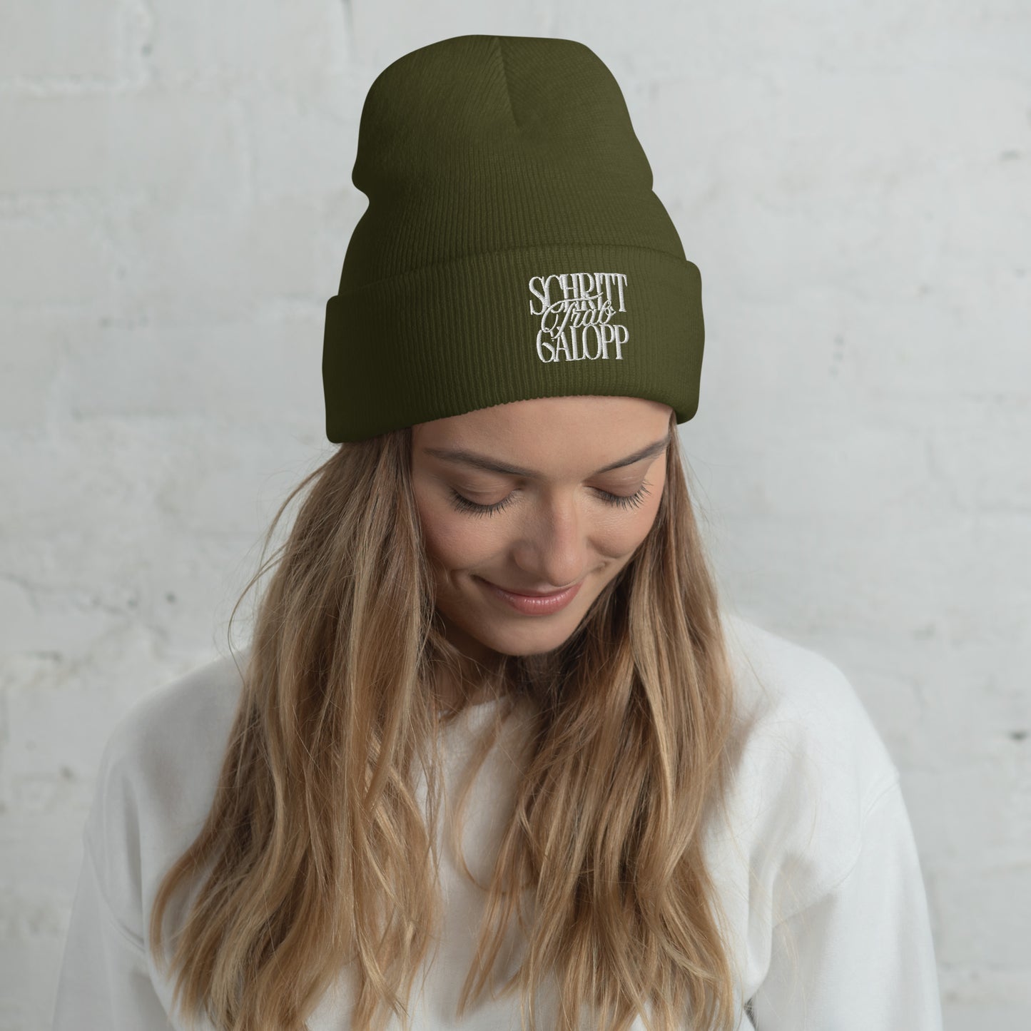 Leichte Beanie mit Stickmotiv "Schritt, Trab, Galopp" für Reiter und Reiterinnen. Prima Geschenkidee für Pferdefreunde. 4 Farben zur Verfügung- hier olive grün.