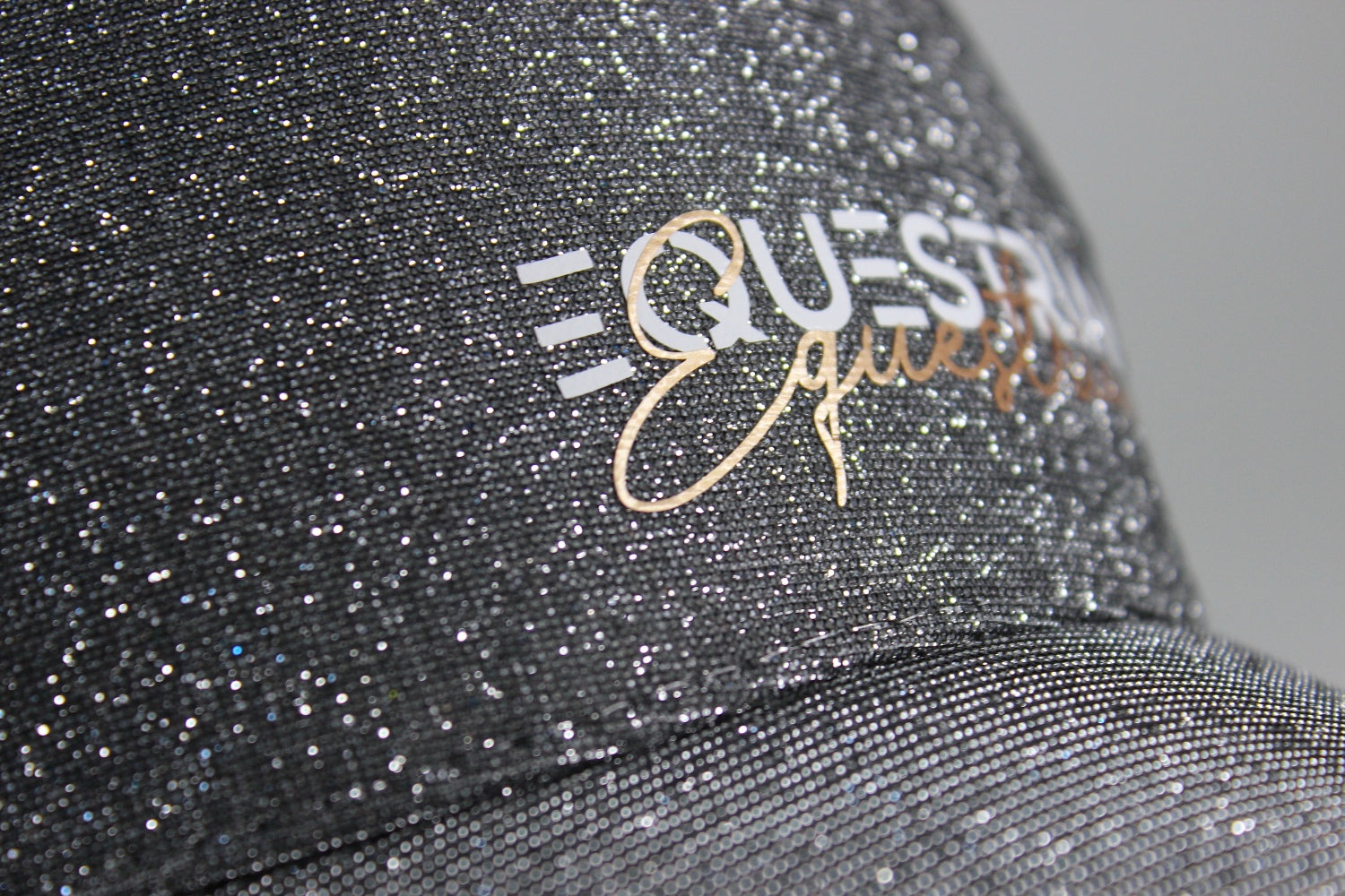 glitzereffekt cap, reitercap motiv "equestrian" silber mit weiß/rosegoldener schrift