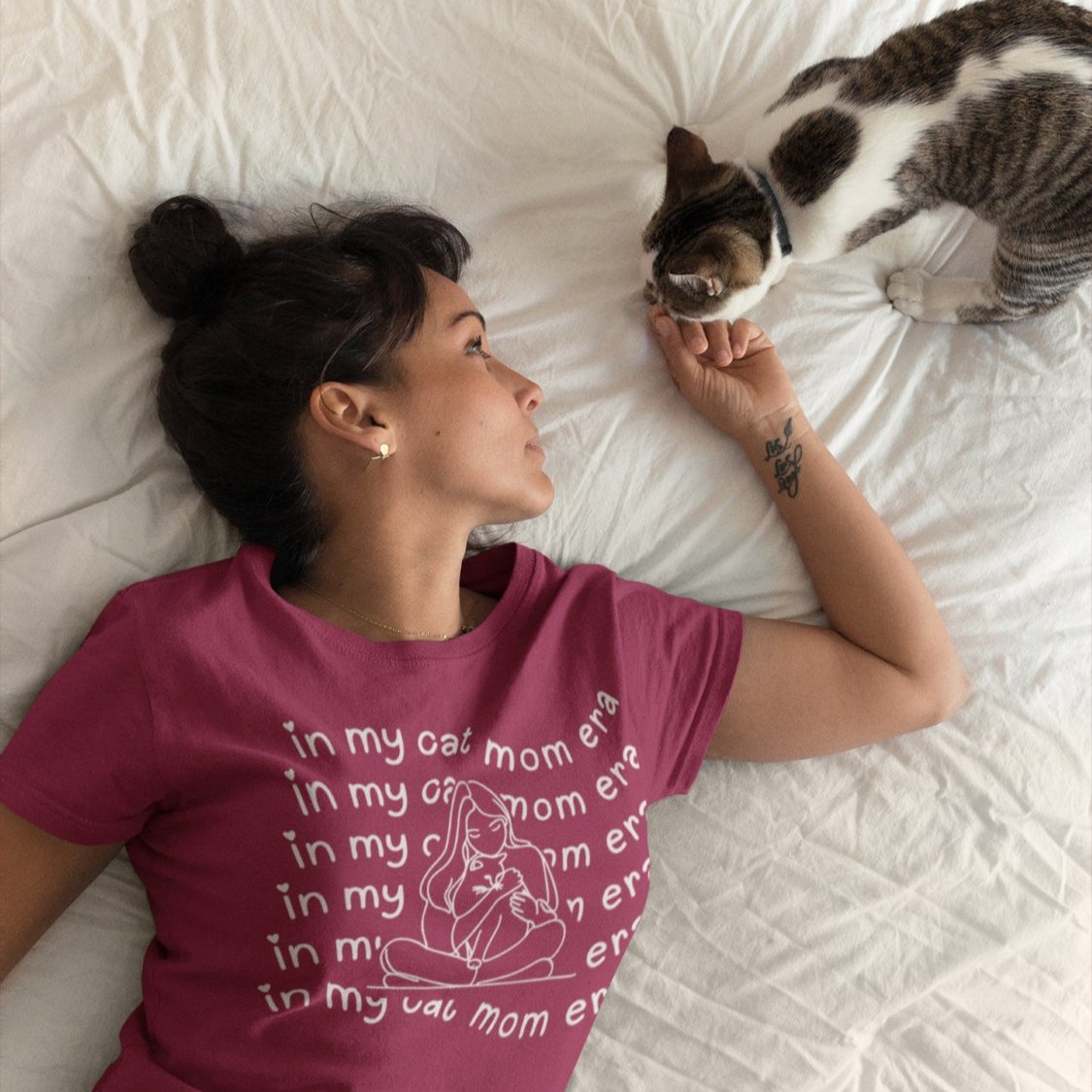 t-Shirt für Katzenmamas mit dem schicken und modernen Aufdruck "in my cat mom era". 