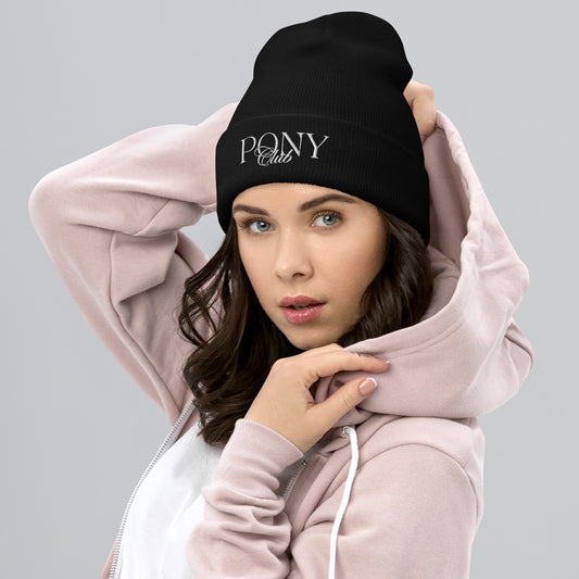 Stickmotiv "Pony Club" in modernem Schriftzug auf Beanie. In 4 verschiedenen Farben vorrätig. Hier schwarz
