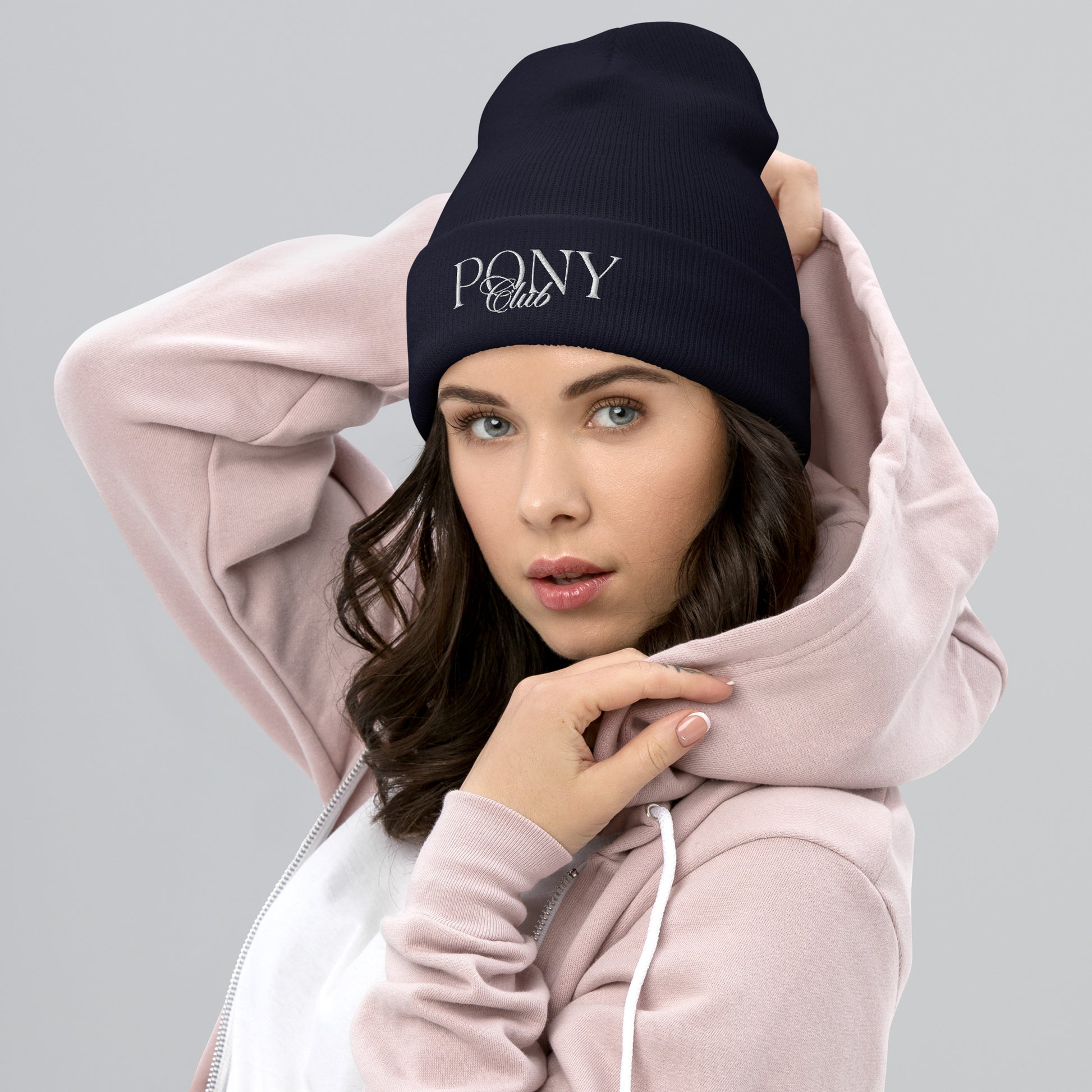 Stickmotiv "Pony Club" in modernem Schriftzug auf Beanie. In 4 verschiedenen Farben vorrätig. Hier navy blue