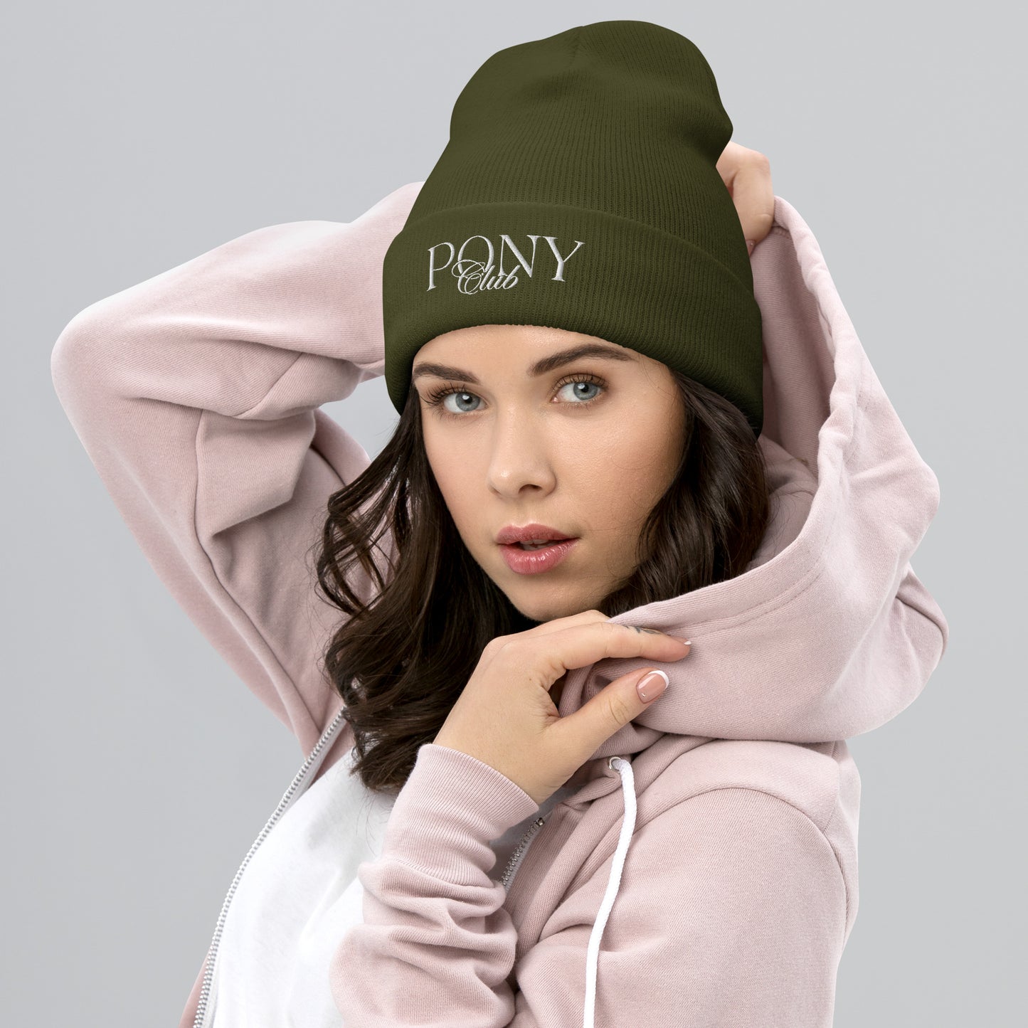 Stickmotiv "Pony Club" in modernem Schriftzug auf Beanie. In 4 verschiedenen Farben vorrätig. Hier millitärgrün