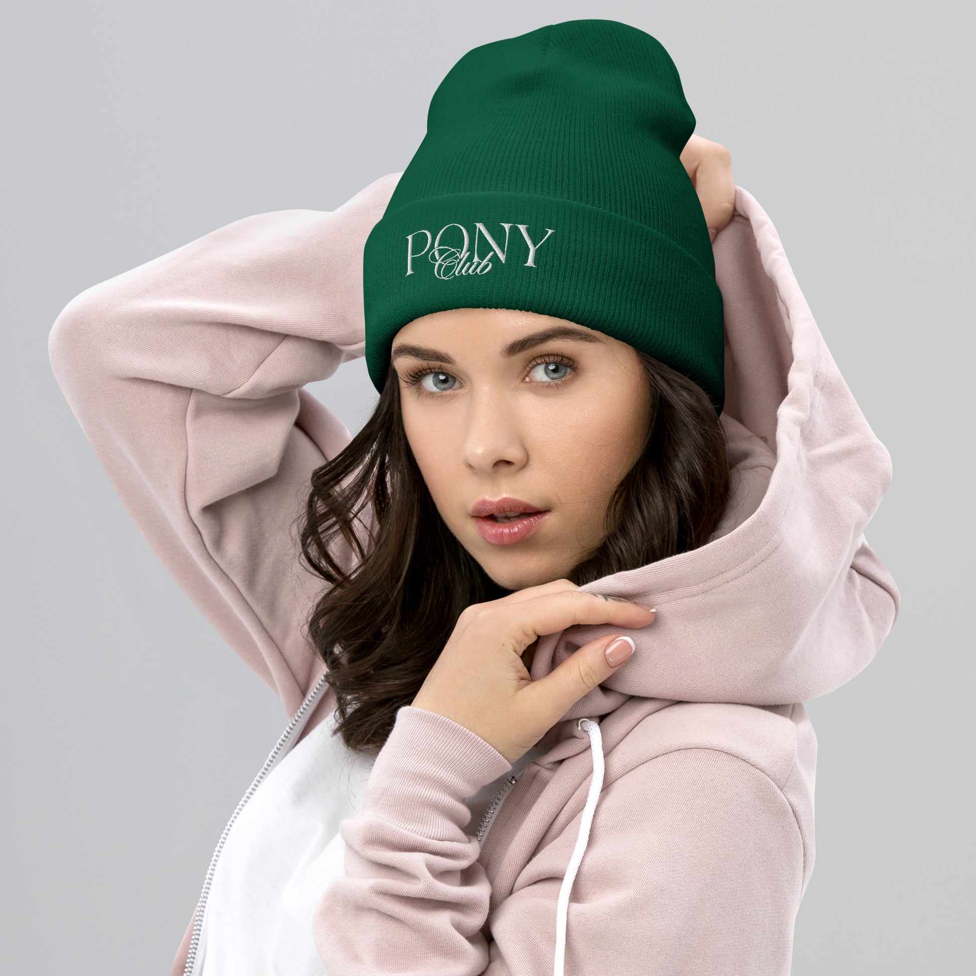 Stickmotiv "Pony Club" in modernem Schriftzug auf Beanie. In 4 verschiedenen Farben vorrätig. Hier sattes forrest green