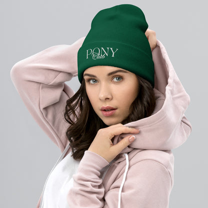 Stickmotiv "Pony Club" in modernem Schriftzug auf Beanie. In 4 verschiedenen Farben vorrätig. Hier sattes forrest green