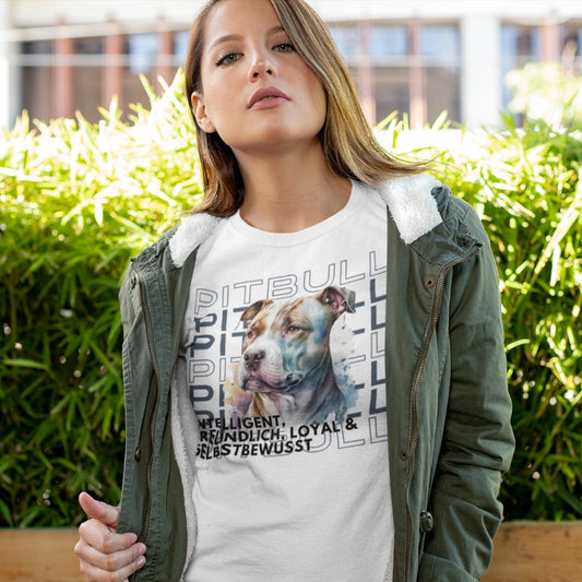 "Junge Frau trägt Damen T-Shirt mit Hundemotiv ´Pitbull` im Rasseportrait. Modernes und klassisches Design für Hundefreunde."
