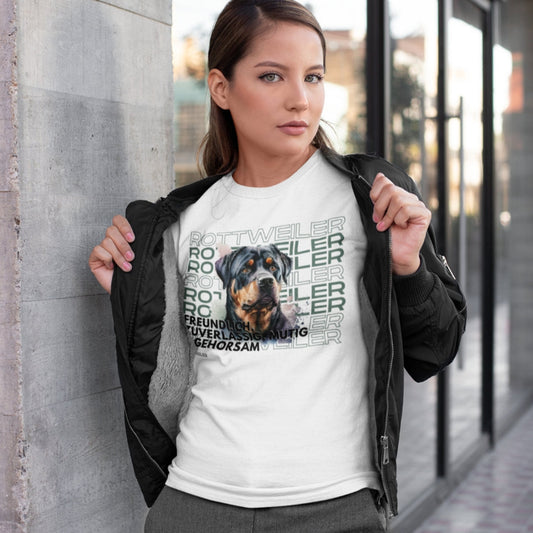Damenshirt Rottweiler, Frau trägt weißes T-Shirt mit modernem Hundemotiv in schicken Watercolour Stil.
