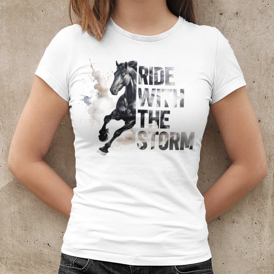 das ultimative pferdeshirt für frauen! das design "ride with the storm" ist ausdrucksstark, modern und zeigt deine liebe zu pferden. reitshirt für mutige reiterinnen.