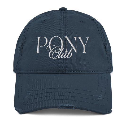 Stickmotiv "Pony Club" in modernem Schriftzug auf used-look Cappy in 3 verschiedenen Farben vorrätig. Farbe navy blue